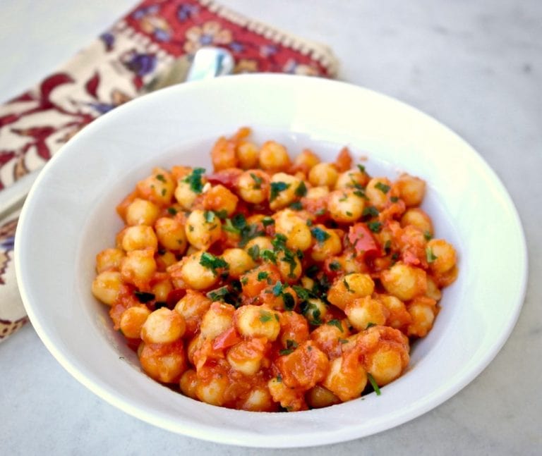 Chickpeas with tomato sauce