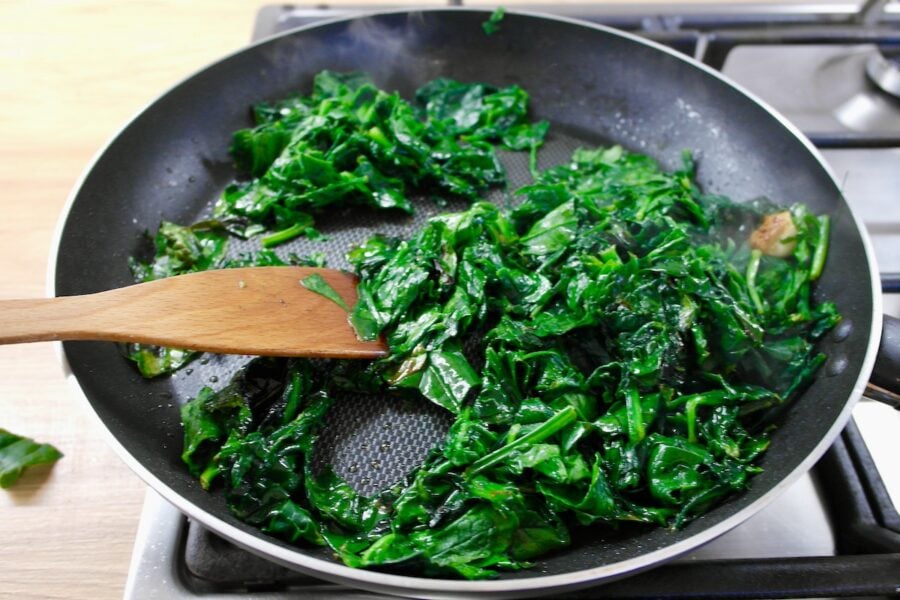 Authentic Italian Sautéed Spinach with Garlic and Pine Nuts 4